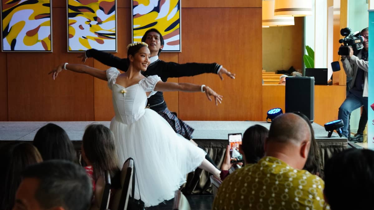 BP principal dancers Regina Magbitang and Rudolph Capongcol perform ‘The Promise Scene’ from La Sylphide.